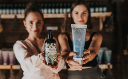 Langlebige und umweltfreundliche Selbstklebeetiketten für Kosmetika der Marke Jozka, hergestellt von der Firma Dary Natury – ist das möglich?